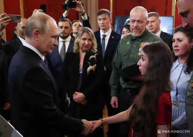 Путин провел беседу с незрячей журналисткой Региной Парпиевой