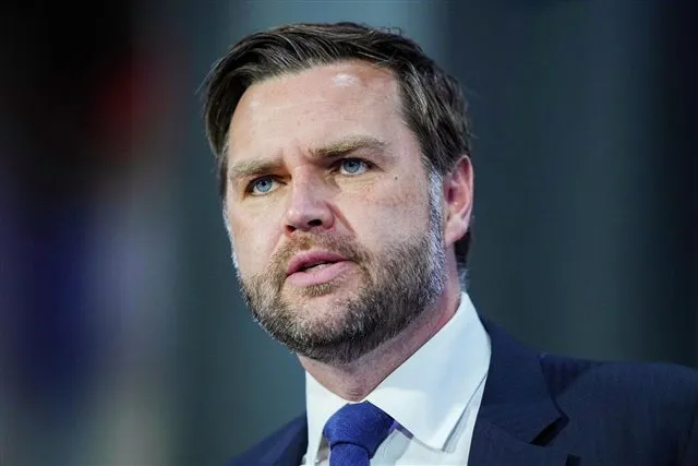 Вэнс прокомментировал появившиеся кадры с галстуком Хегсета в цветах российского флага