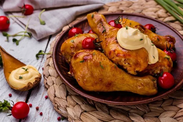 Сочный рецепт куриных голеней в ароматном соусе из меда и горчицы