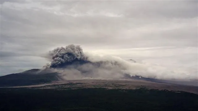 Вулкан Шивелуч на Камчатке взметнул гигантский столб пепла высотой 5,4 километра
