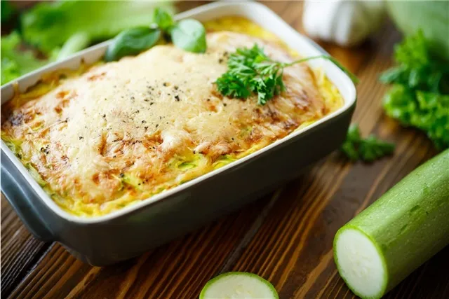 Сочная запеканка из кабачков с мясным фаршем и нежной сметаной - вкусно и просто за считанные минуты!