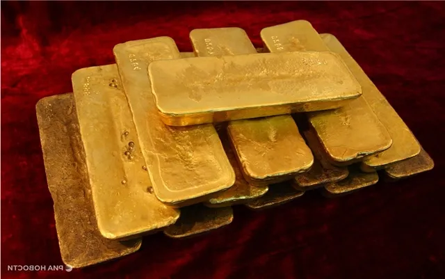 Цена золота взлетела выше 3300 долларов за унцию, установив новый исторический максимум