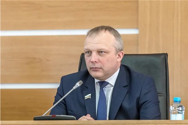 Временно исполняющий обязанности спикера Законодательного собрания Вологодской области Заварин торжественно наградил лучших педагогов региона