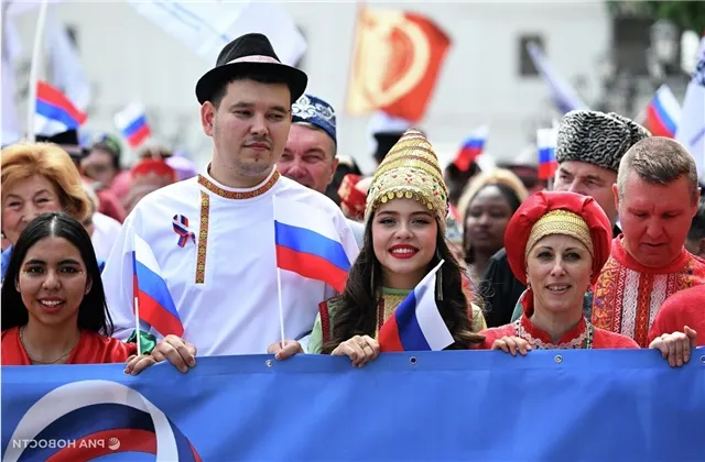 В Донецке молодежь организовала автопробег по главным улицам города в честь Дня России