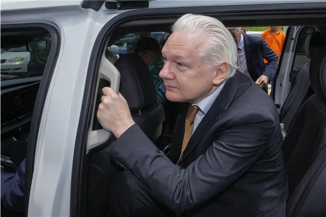 Ассанж посетил Каннский кинофестиваль, где представят его документальный фильм