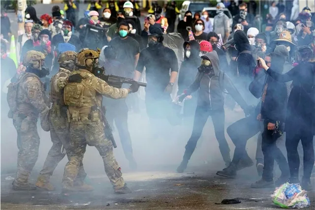 Newsweek - свыше 250 протестующих ворвались в офис миграционной службы в Портленде