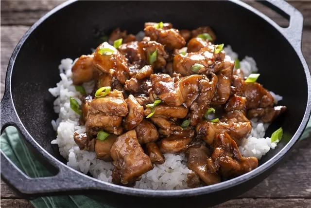 Аппетитный рецепт остро-пряного риса с курицей и овощами в ароматном соевом соусе