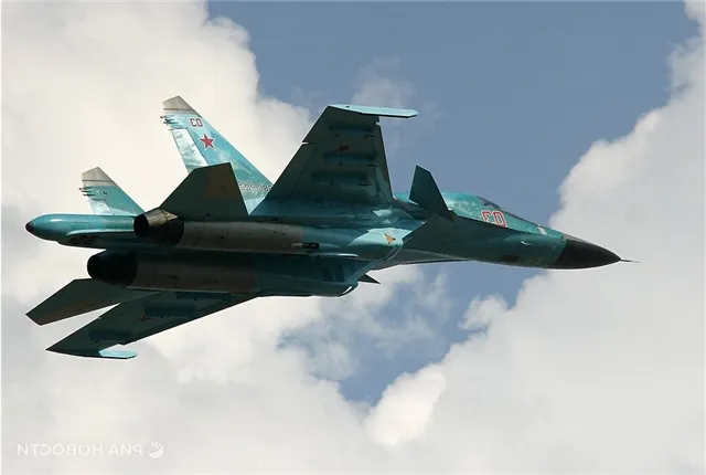 Экипажи Су-34 в ходе учений «Запад-2025» нанесли точные удары авиабомбами по наземным объектам