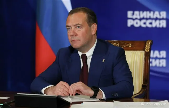 Медведев принял предложение стать наставником Лучинкина в проекте «Время героев»